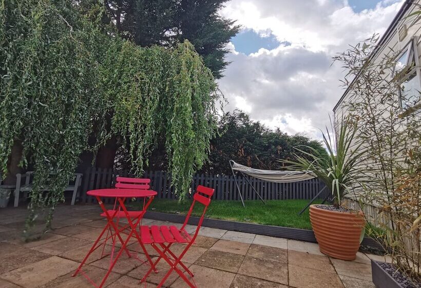 Lakes And Woodlands Overstone Holiday Park