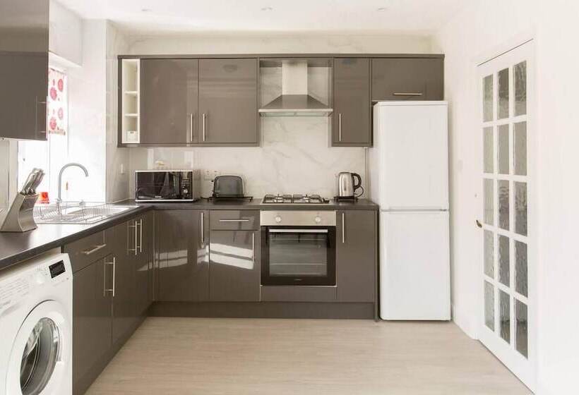 Residência Immaculate 2 Bed House In Dartford