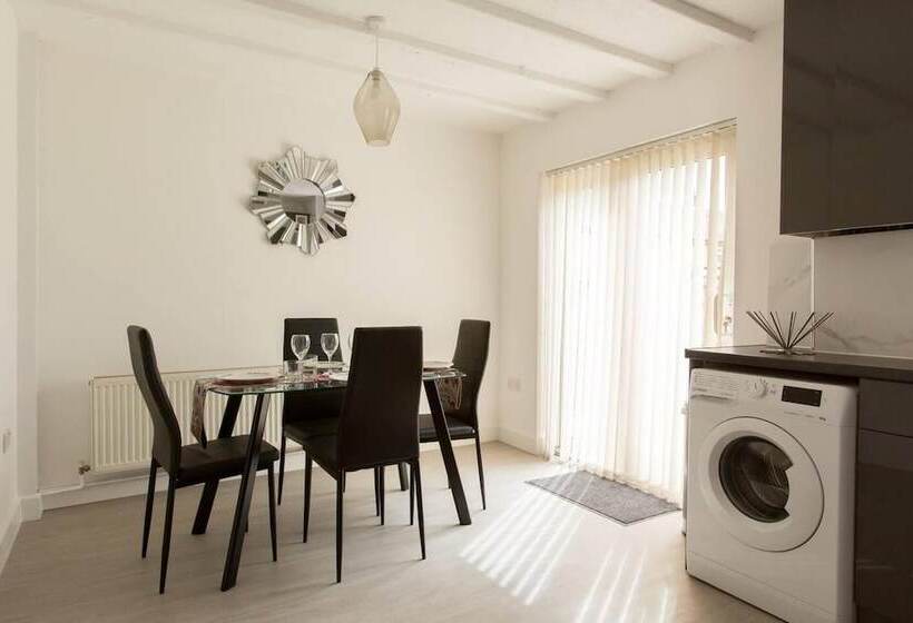 Residência Immaculate 2 Bed House In Dartford