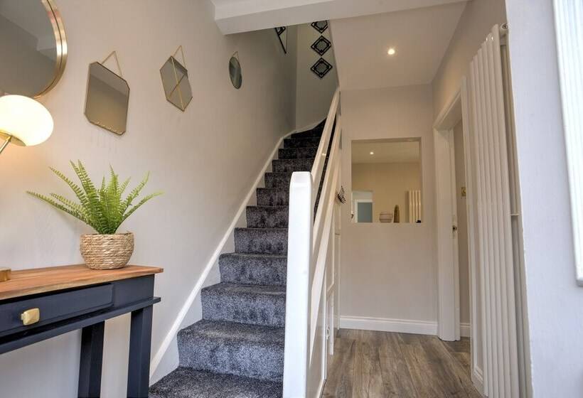 اقامتگاه The Belfast Boutique Central Cozy Sleeps7