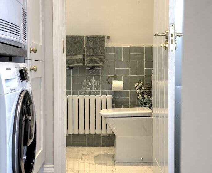 اقامتگاه The Belfast Boutique Central Cozy Sleeps7