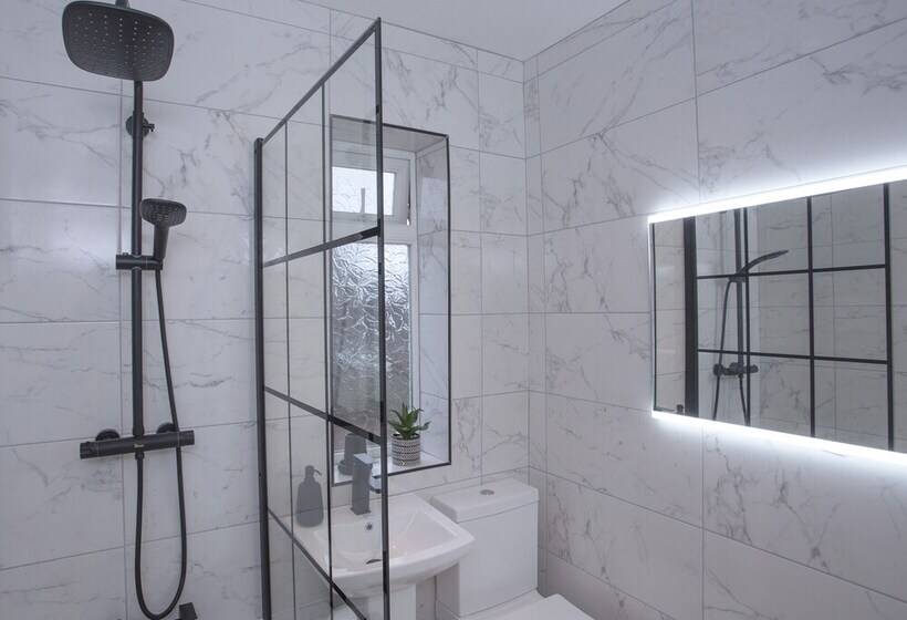 اقامتگاه The Belfast Boutique Central Cozy Sleeps7