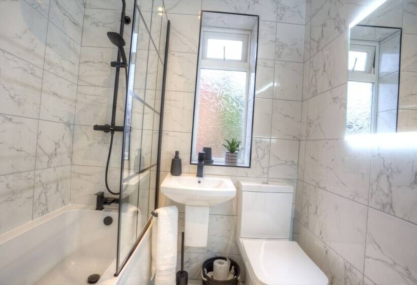 اقامتگاه The Belfast Boutique Central Cozy Sleeps7