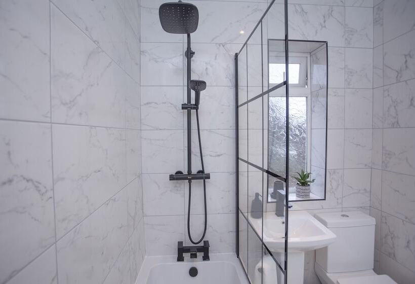 اقامتگاه The Belfast Boutique Central Cozy Sleeps7