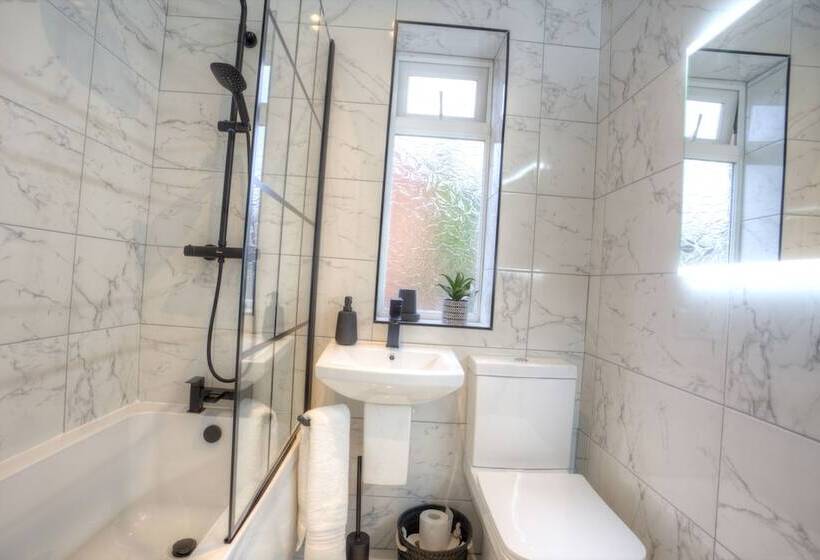 اقامتگاه The Belfast Boutique Central Cozy Sleeps7