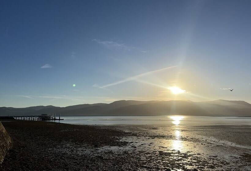 Residència Traditional 3 Bed Cottage, Log Burner & Sea Views!