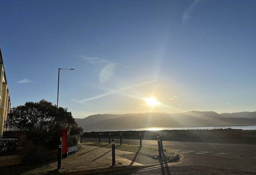 Residència Traditional 3 Bed Cottage, Log Burner & Sea Views!