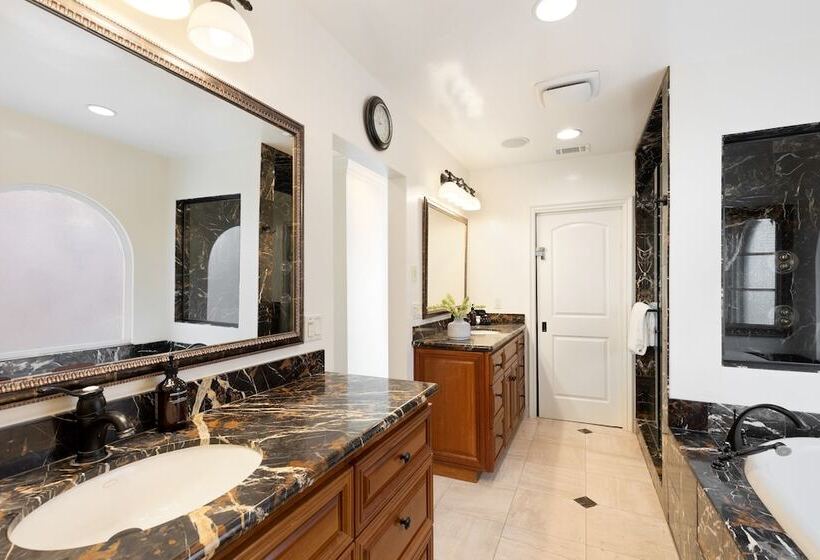 Shoreline By Avantstay Spectacular Beachfront Home W/ Fire Pit, Spa & Pool Table