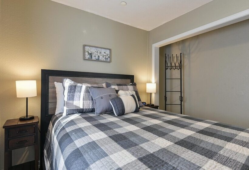 Stay N Play Downtown Branson Free Trolley Or Walk To All The Fun!!