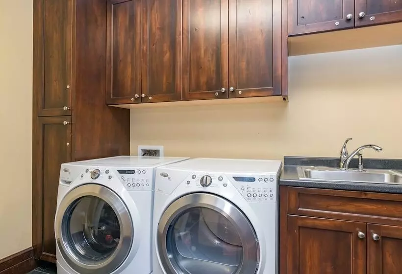 Villas At Tristant 137 By Avantstay Ski In/ Ski Out Home W/ Panoramic Views & Hot Tub