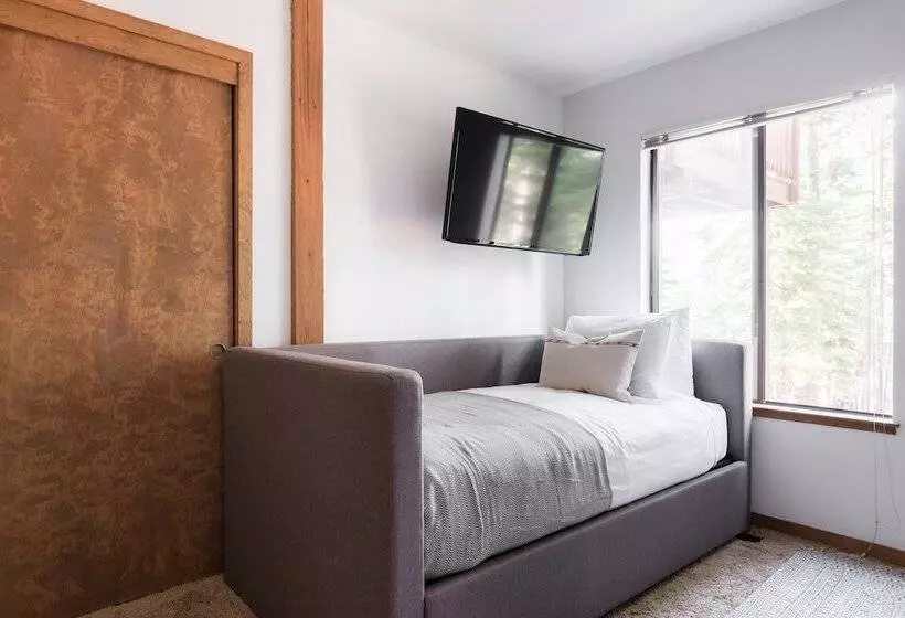 Wolfe By Avantstay 5mins Northstar! W/ Hot Tub, Fireplace, 2 Private Decks!