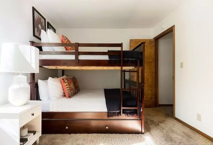 Wolfe By Avantstay 5mins Northstar! W/ Hot Tub, Fireplace, 2 Private Decks!