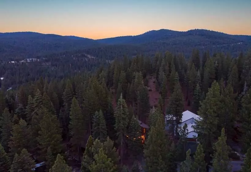 Wolfe By Avantstay 5mins Northstar! W/ Hot Tub, Fireplace, 2 Private Decks!