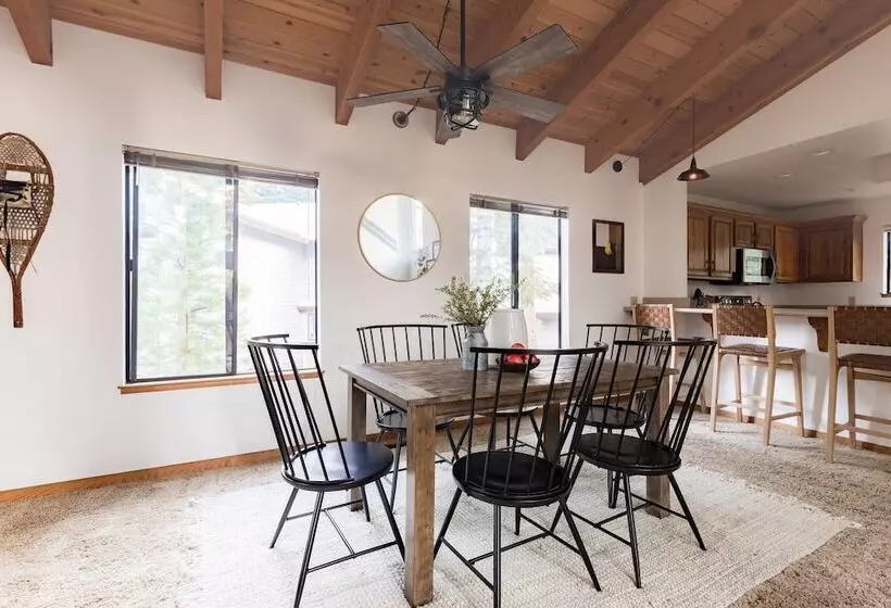 Wolfe By Avantstay 5mins Northstar! W/ Hot Tub, Fireplace, 2 Private Decks!