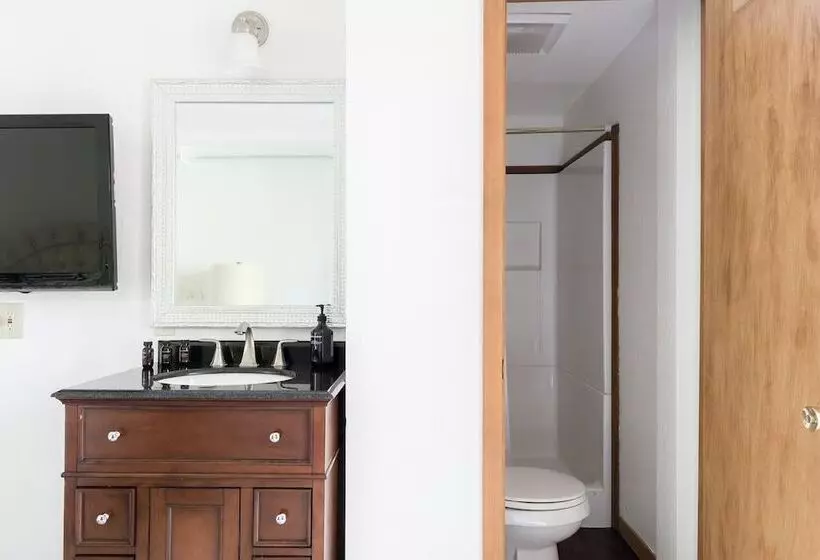 Wolfe By Avantstay 5mins Northstar! W/ Hot Tub, Fireplace, 2 Private Decks!