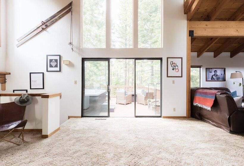 Wolfe By Avantstay 5mins Northstar! W/ Hot Tub, Fireplace, 2 Private Decks!