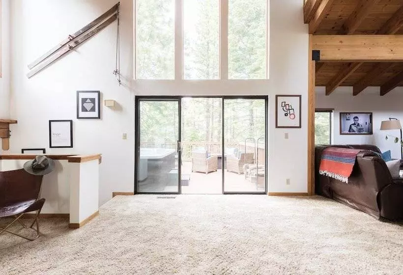 Wolfe By Avantstay 5mins Northstar! W/ Hot Tub, Fireplace, 2 Private Decks!