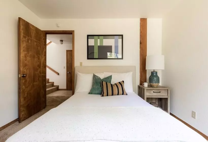 Wolfe By Avantstay 5mins Northstar! W/ Hot Tub, Fireplace, 2 Private Decks!