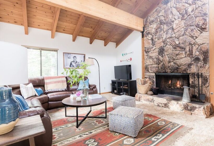 Wolfe By Avantstay 5mins Northstar! W/ Hot Tub, Fireplace, 2 Private Decks!