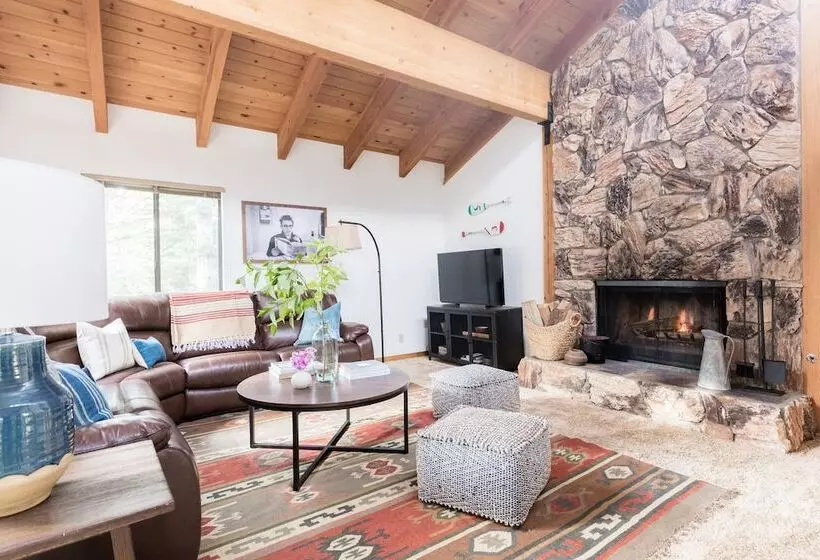 Wolfe By Avantstay 5mins Northstar! W/ Hot Tub, Fireplace, 2 Private Decks!