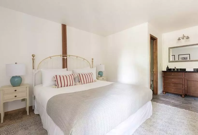 Wolfe By Avantstay 5mins Northstar! W/ Hot Tub, Fireplace, 2 Private Decks!