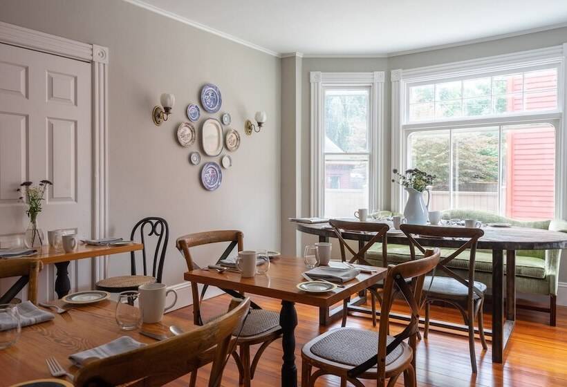 Bed & Breakfast Chart House Inn