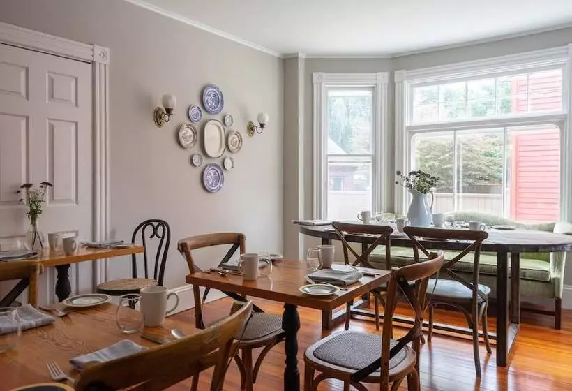 ベッドアンドブレックファースト Chart House Inn