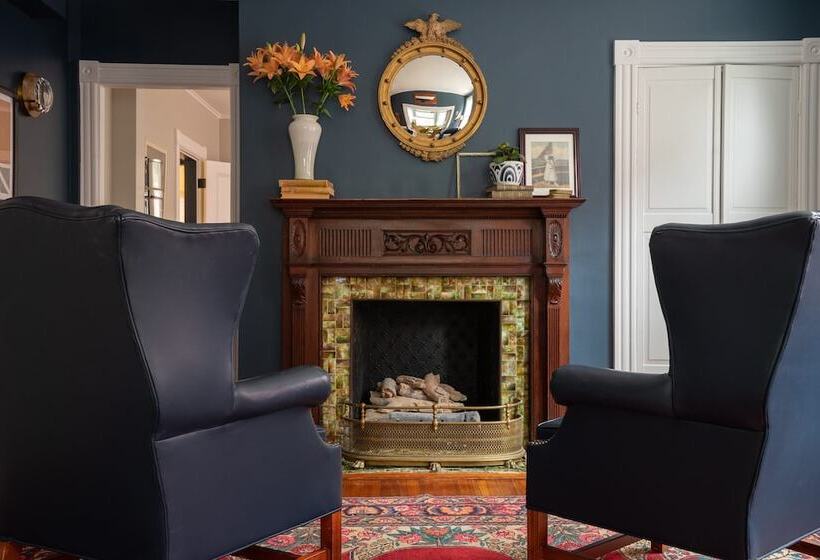 Bed & Breakfast Chart House Inn