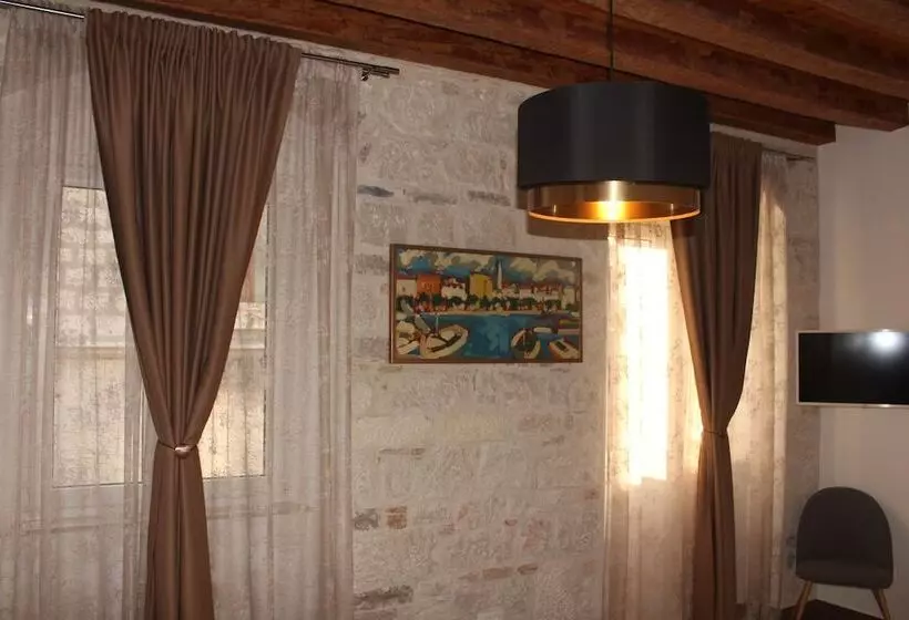 مسافرخانه Luxury Rooms Rustic Chic