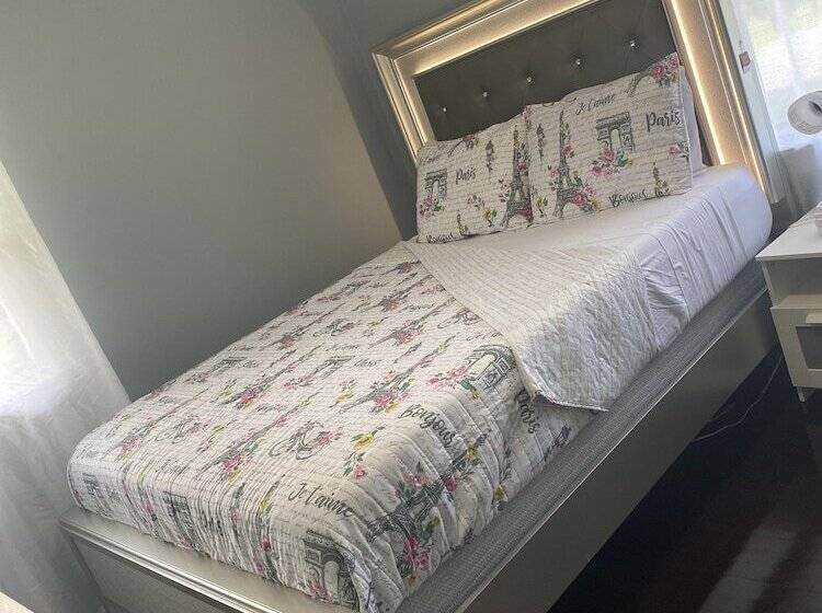 بنسيون Akeem S Guest House