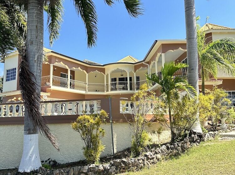 پانسیون Chateau De La Rose