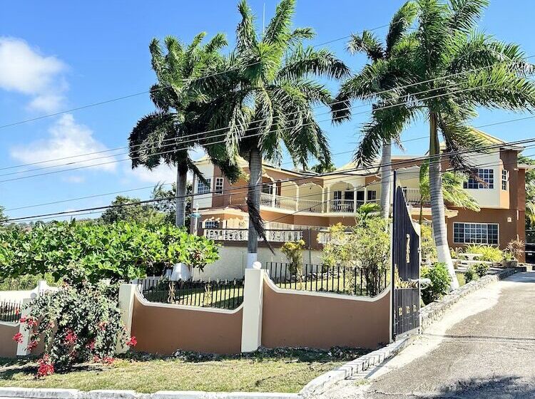 پانسیون Chateau De La Rose