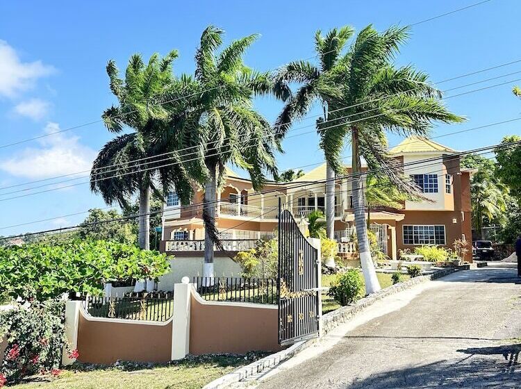 پانسیون Chateau De La Rose