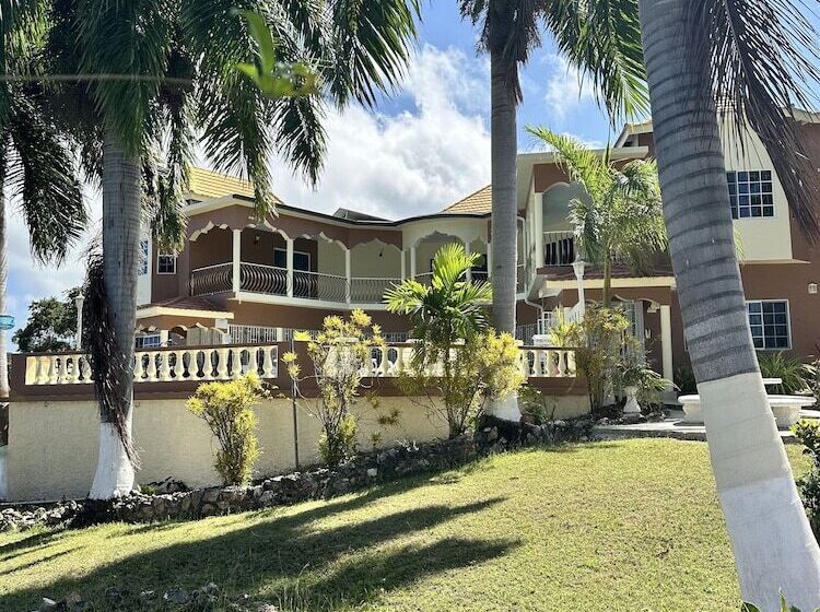 پانسیون Chateau De La Rose