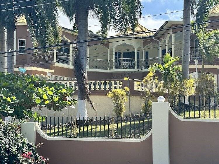 پانسیون Chateau De La Rose