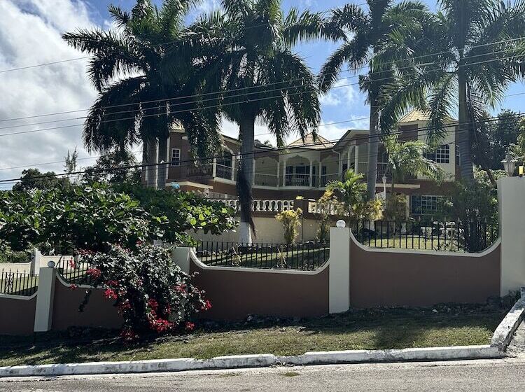 پانسیون Chateau De La Rose