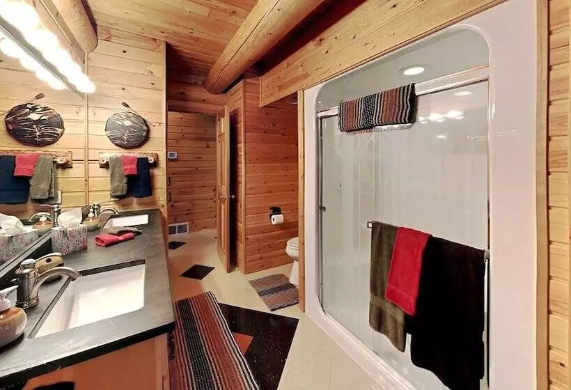 Grand View Log Cabin