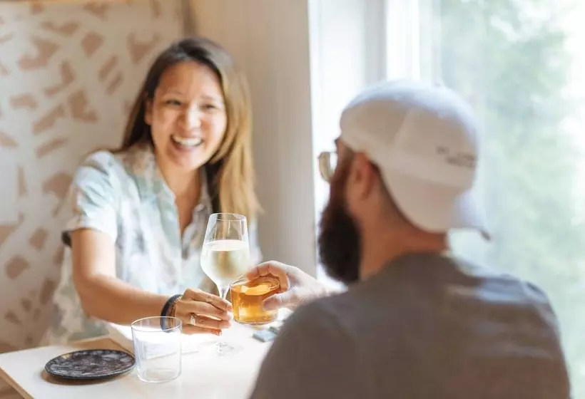 Hotelli The St Laurent Social Club & Guest Rooms