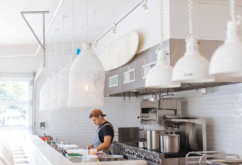 Отель The St Laurent Social Club & Guest Rooms