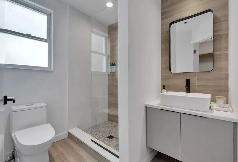 Hotelli The St Laurent Social Club & Guest Rooms