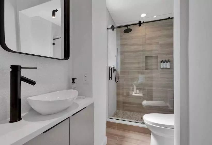 Hotelli The St Laurent Social Club & Guest Rooms