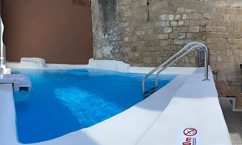 Пансион Utopia Luxury Suites