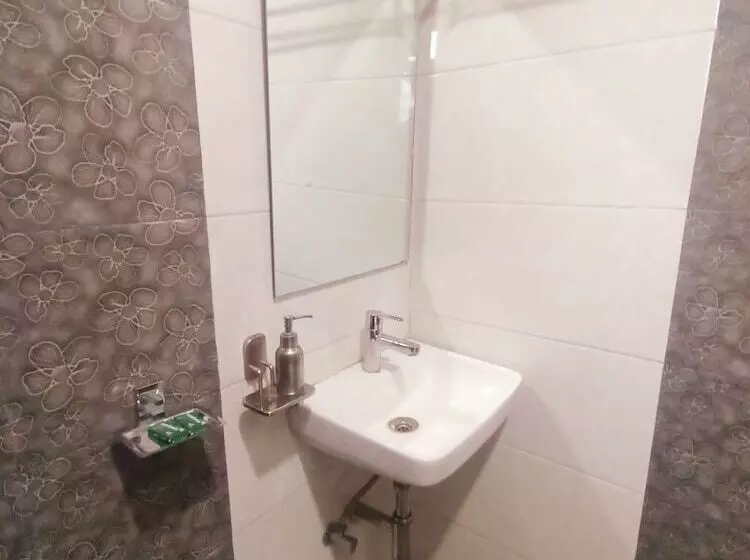 هتل Empire   Near International Airport