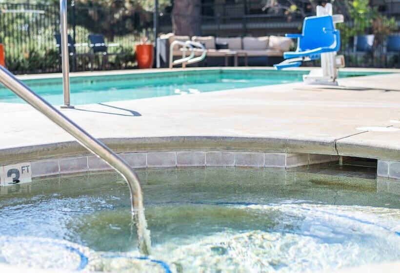 فندق على الطريق Buck Meadows Lodge