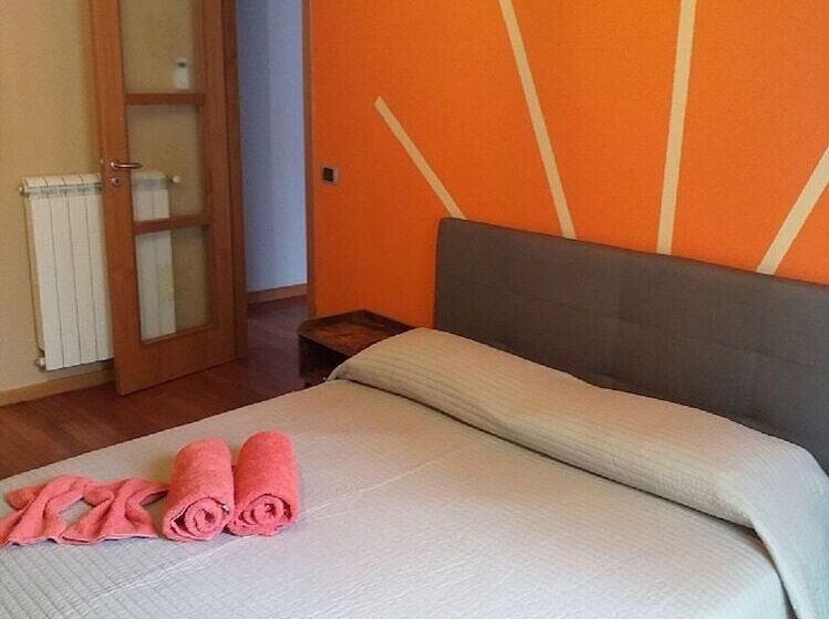 ペンション Room In Guest Room   Orange Room In Apartment