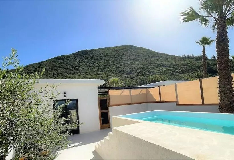 هتل Rustic Hill Private Pool Suites