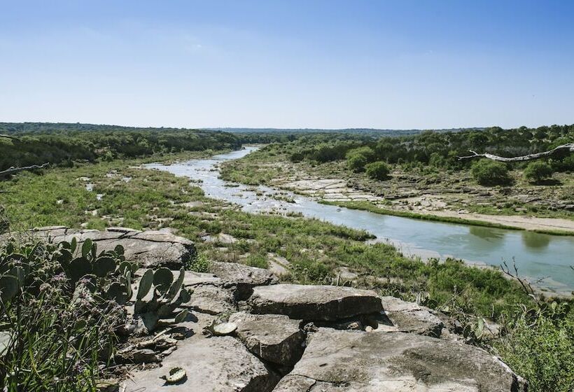 Отель Walden Retreats Hill Country