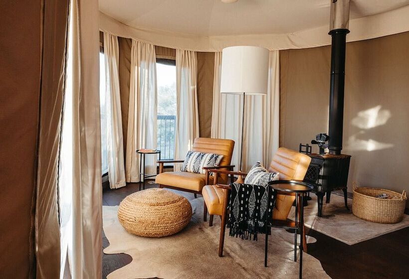 Отель Walden Retreats Hill Country