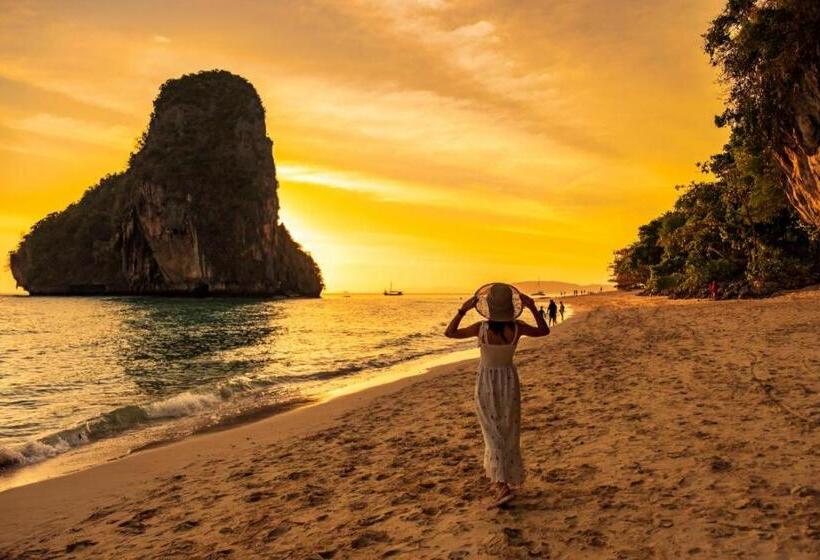 هتل B2 Krabi Ao Nang Premier Resort