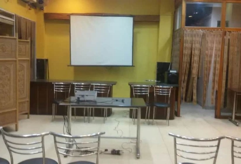 هتل Goroomgo City Centre Agartala